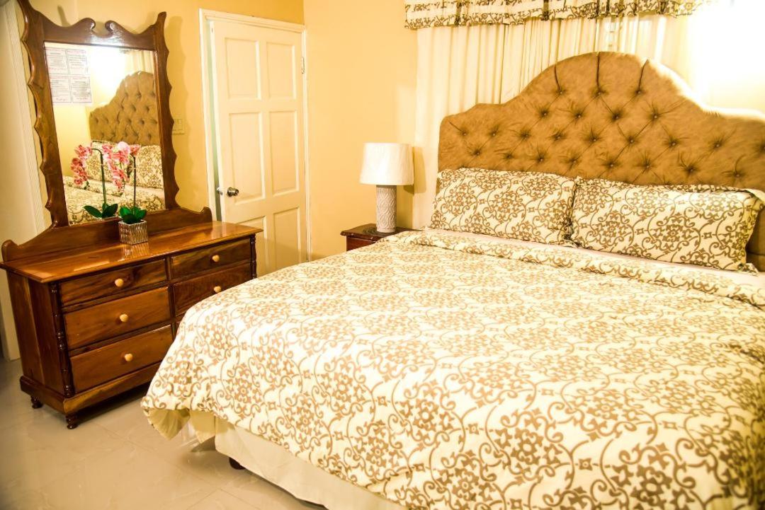 Dela de-Rose Guest House Negril Jamaica
