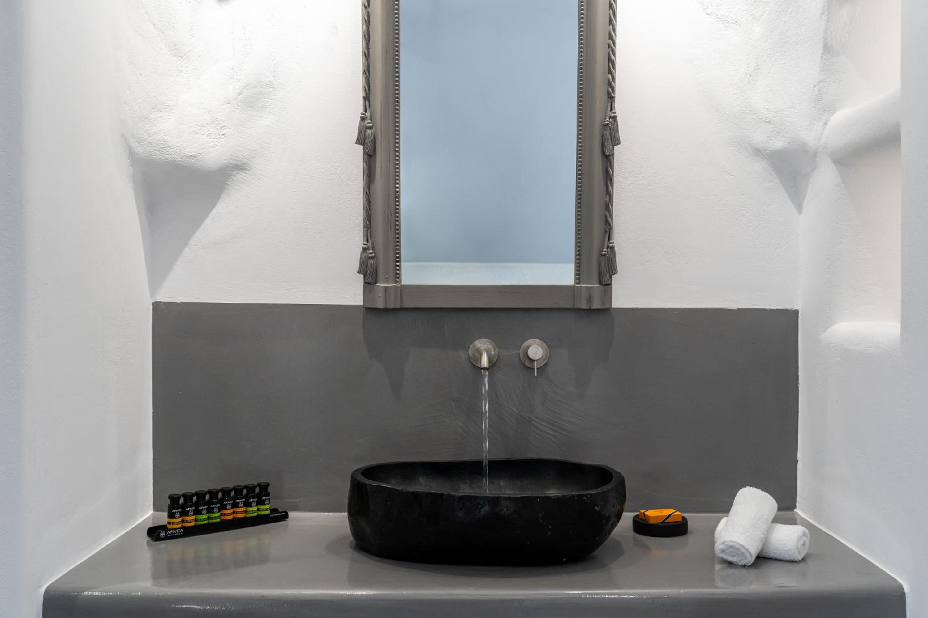 Numa Santorini