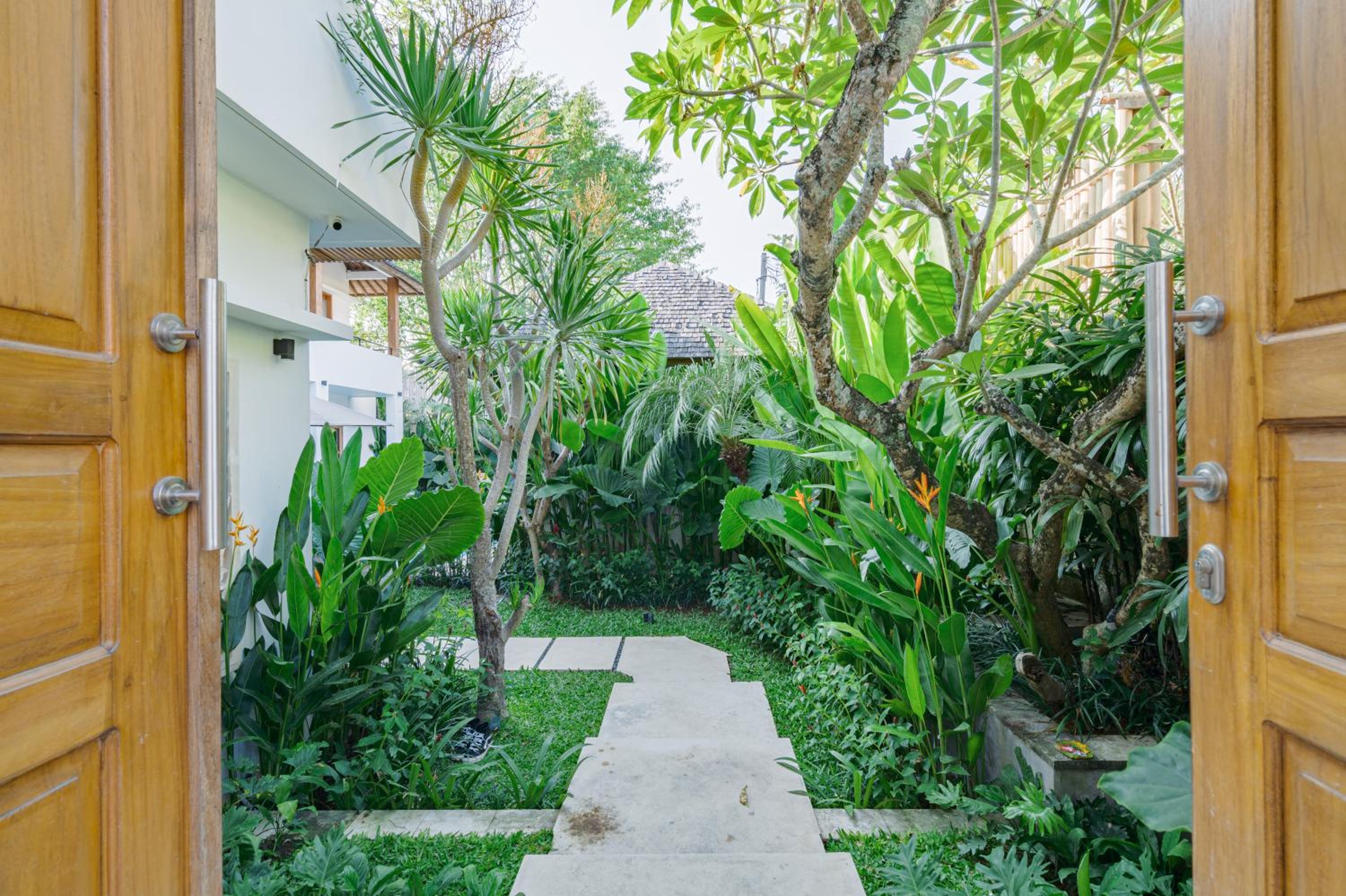 Villa Agathe - Sumptuous 4BR Luxury Villa 550m away from Nelayan Beach view 2