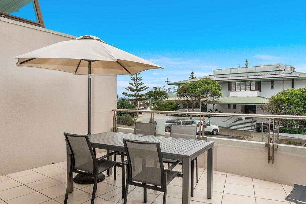 Hotel Byron Bay Accom Unit 1 2 Fletcher Street Pipis on the Beach 1 - Image 1