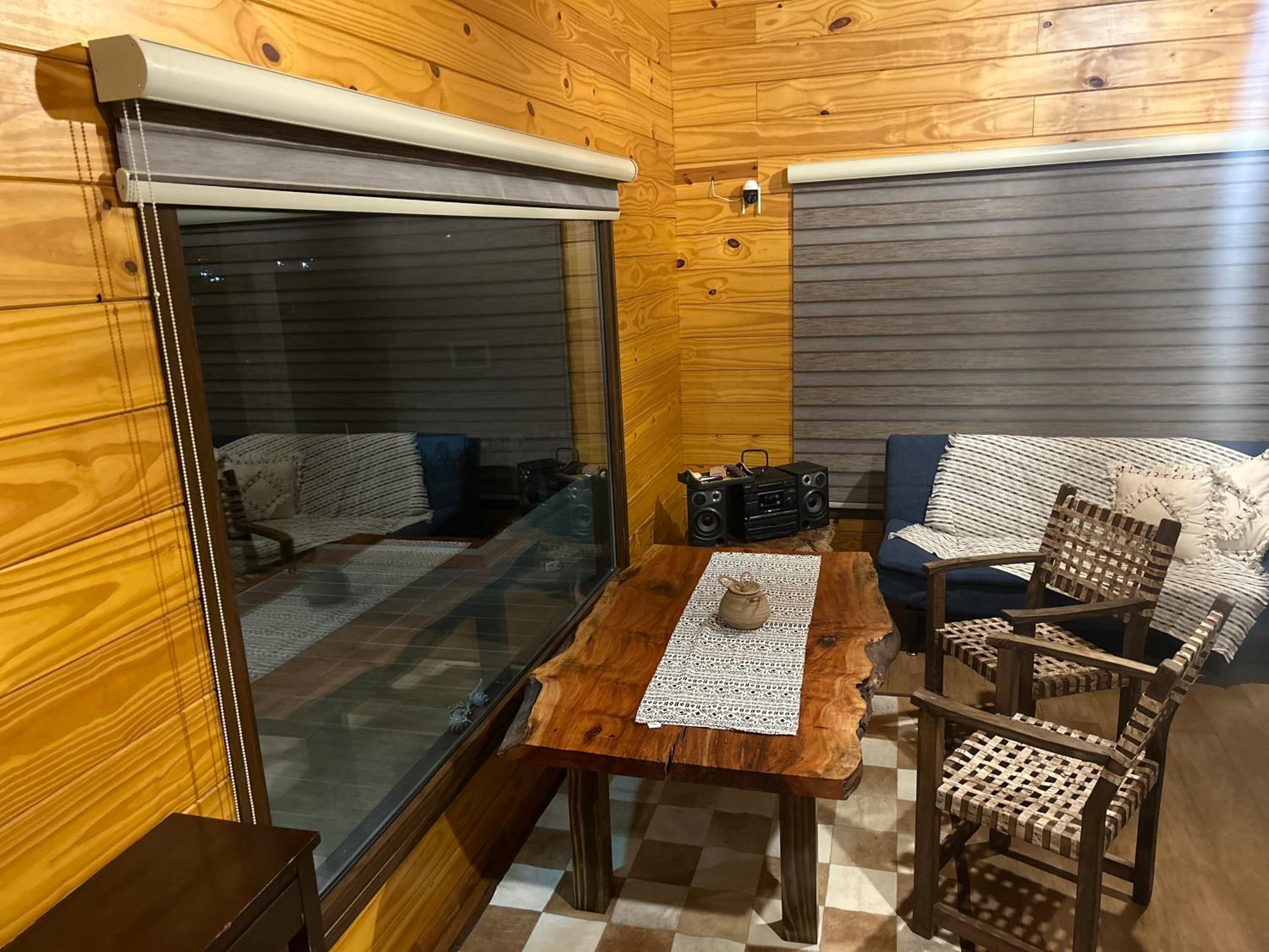 Casa y cabaña vista a las sierras