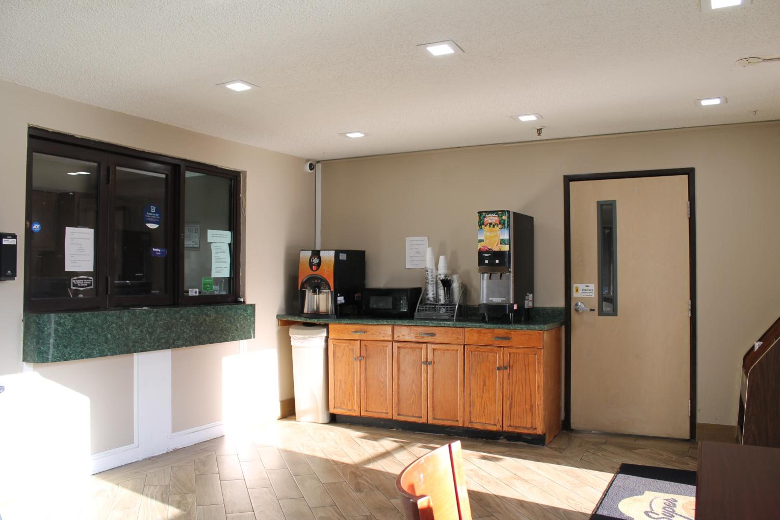 Super 8 by Wyndham Greensboro/Coliseum/Conv.