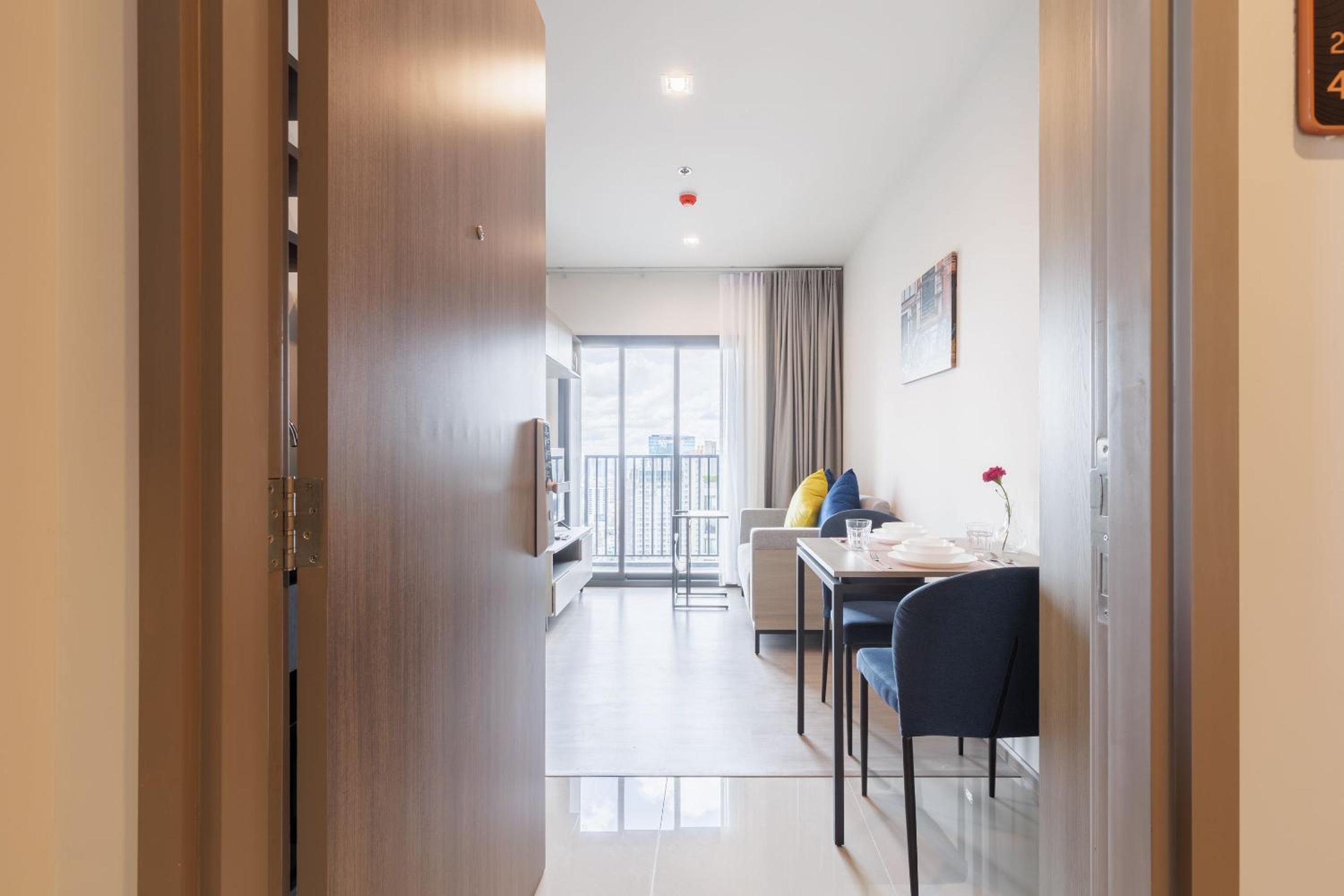 Bangkok city center-thong lo-rca-high-rise one-bedroom