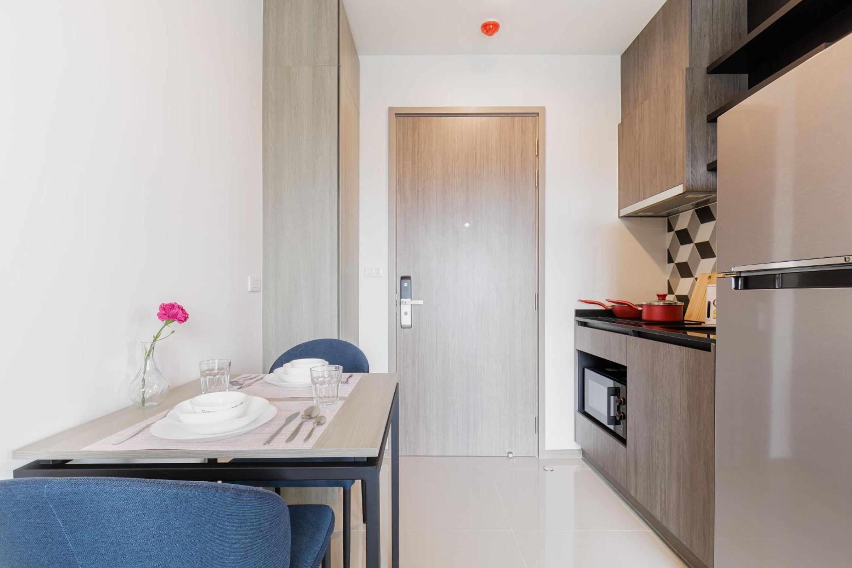 Bangkok city center-thong lo-rca-high-rise one-bedroom