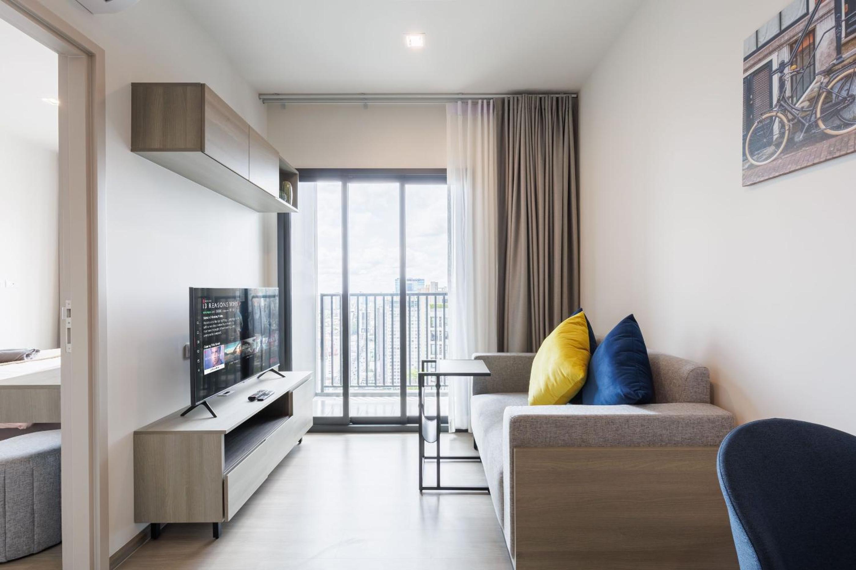 Bangkok city center-thong lo-rca-high-rise one-bedroom