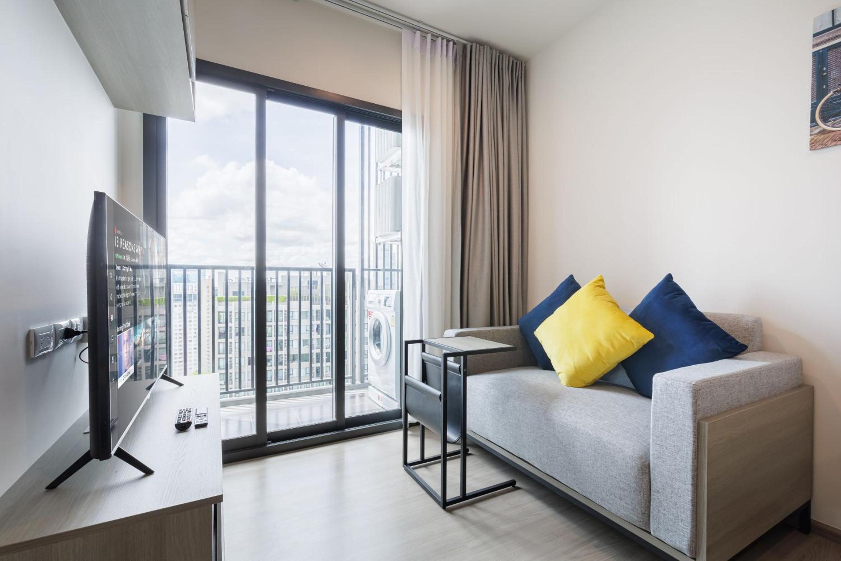 Bangkok city center-thong lo-rca-high-rise one-bedroom