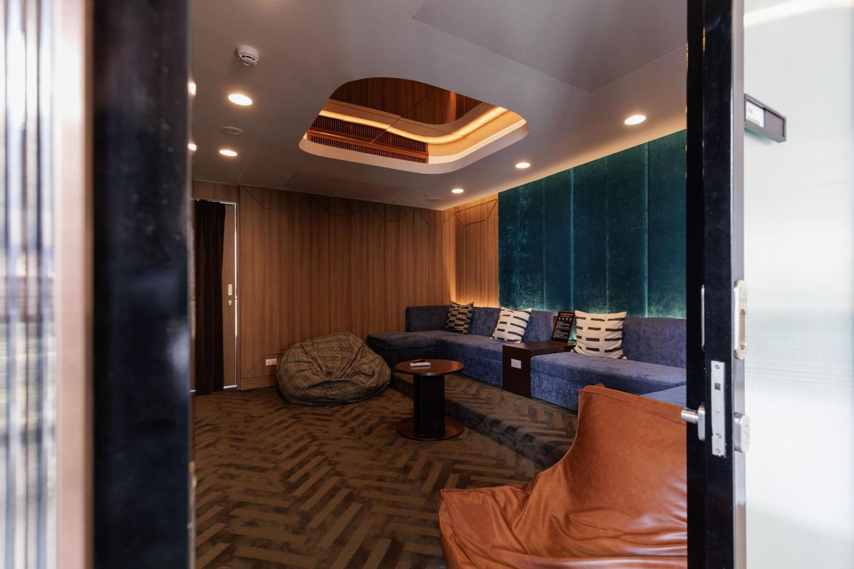 Bangkok city center-thong lo-rca-high-rise one-bedroom