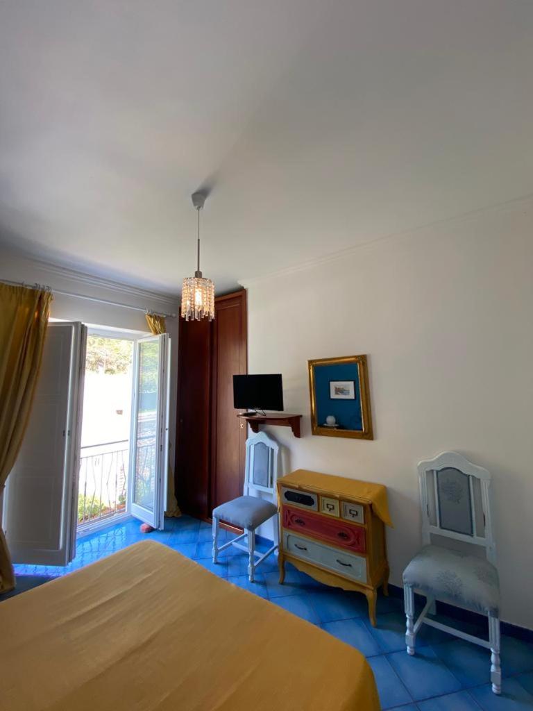 Lunaponzese-Ponza centro photo 2