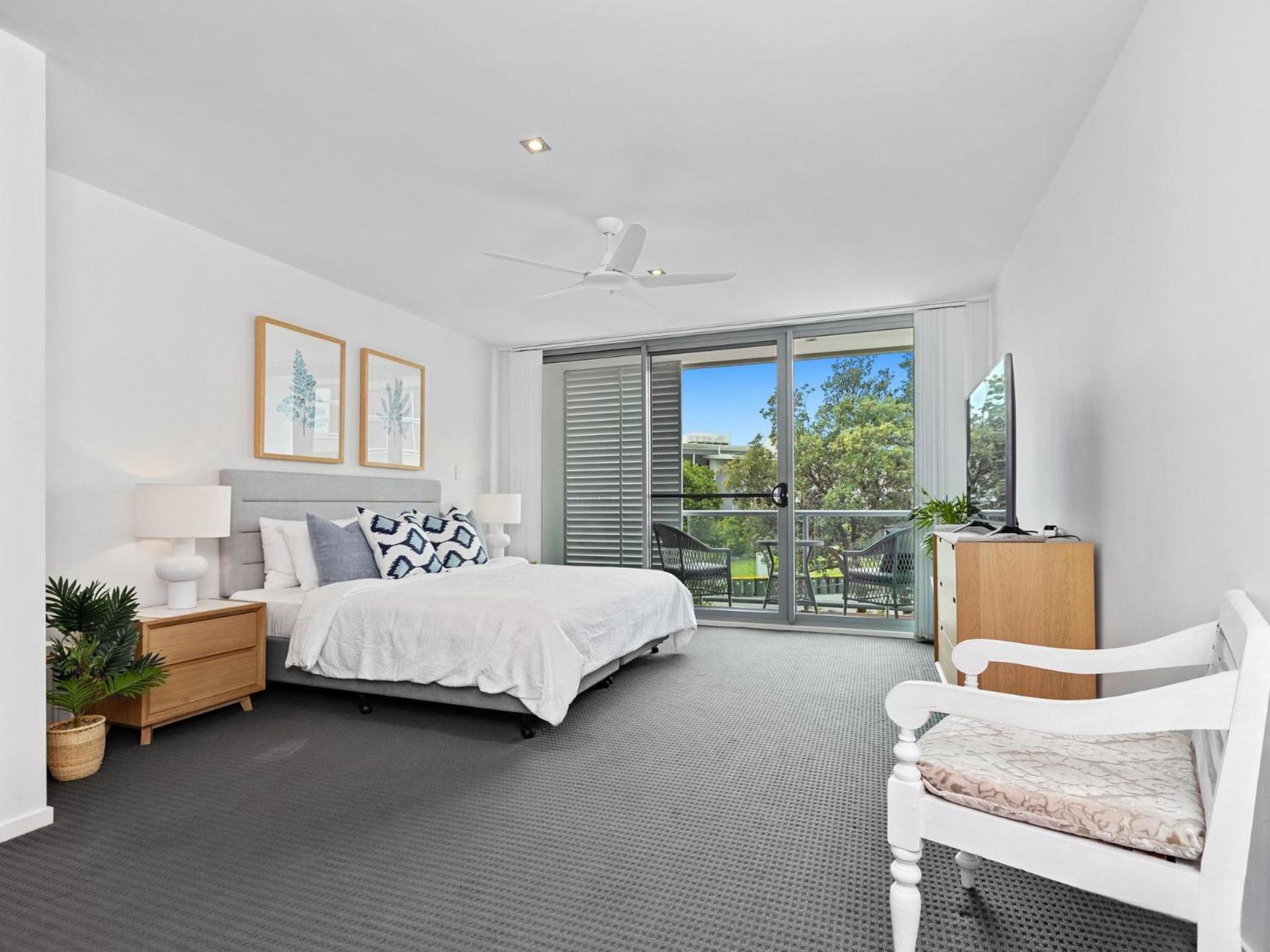 Beachside Haven Modern Townhouse with Pool