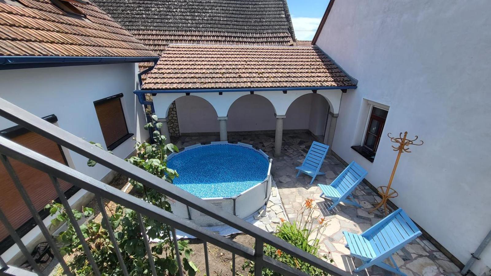 Naturální vinařství DVOREK - Penzion, Bistro & Wellness
