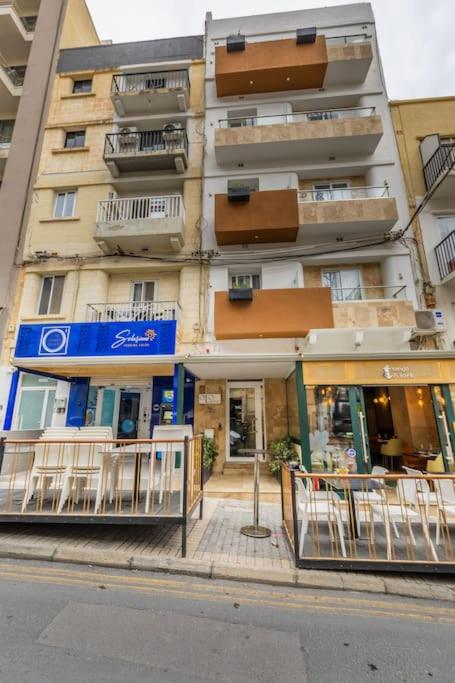 Studio room 11 with kitchenette in the heart of St Julians
