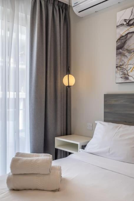Studio room 11 with kitchenette in the heart of St Julians photo 5