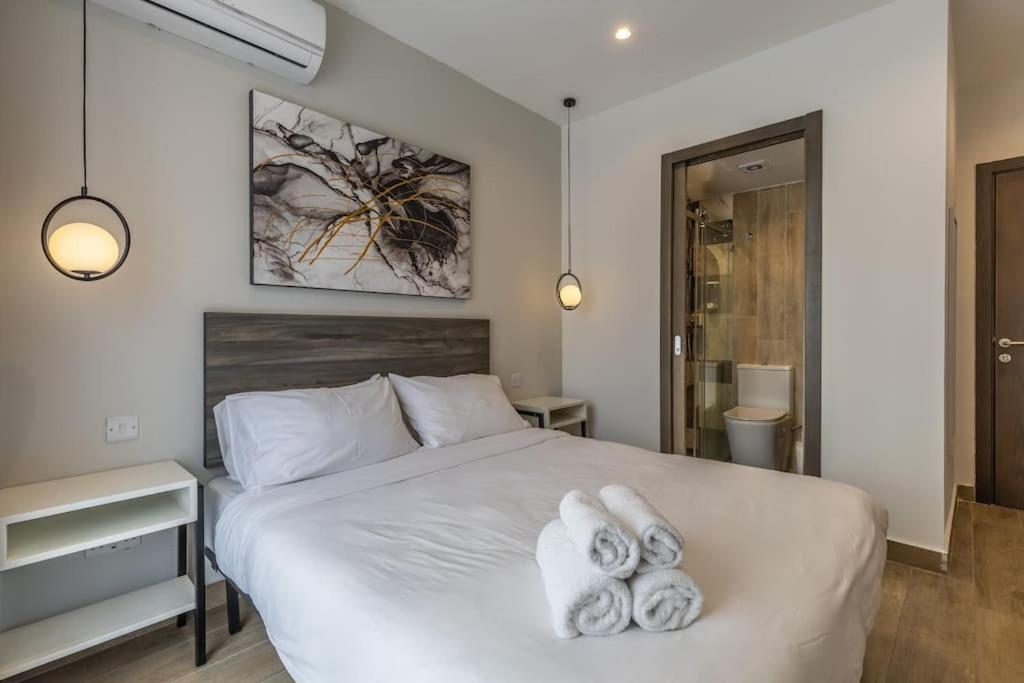 Studio room 11 with kitchenette in the heart of St Julians
