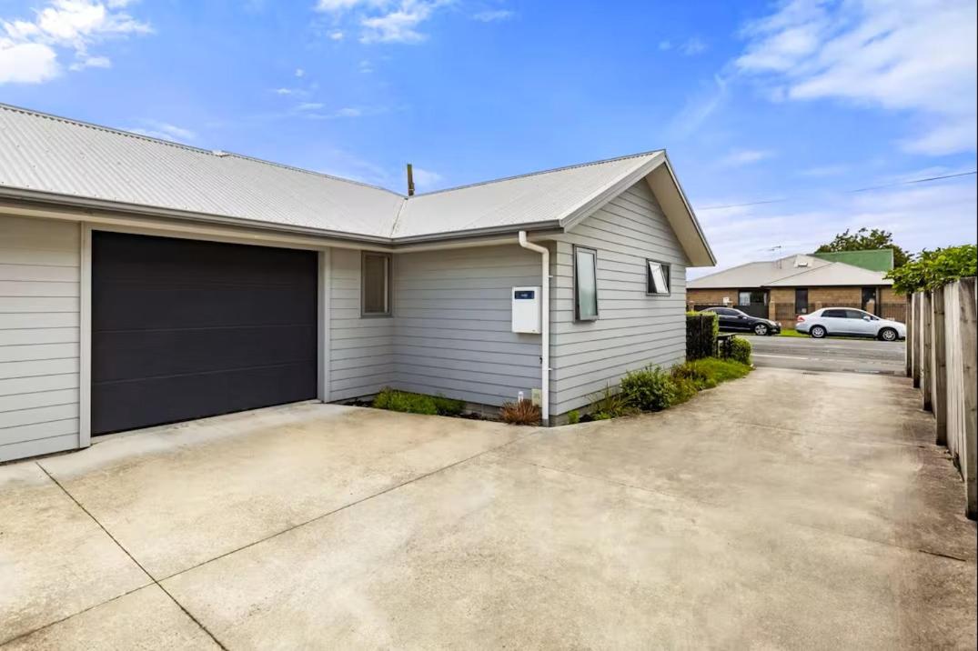 An elegant 2-bedroom house in Hamilton central. view 2