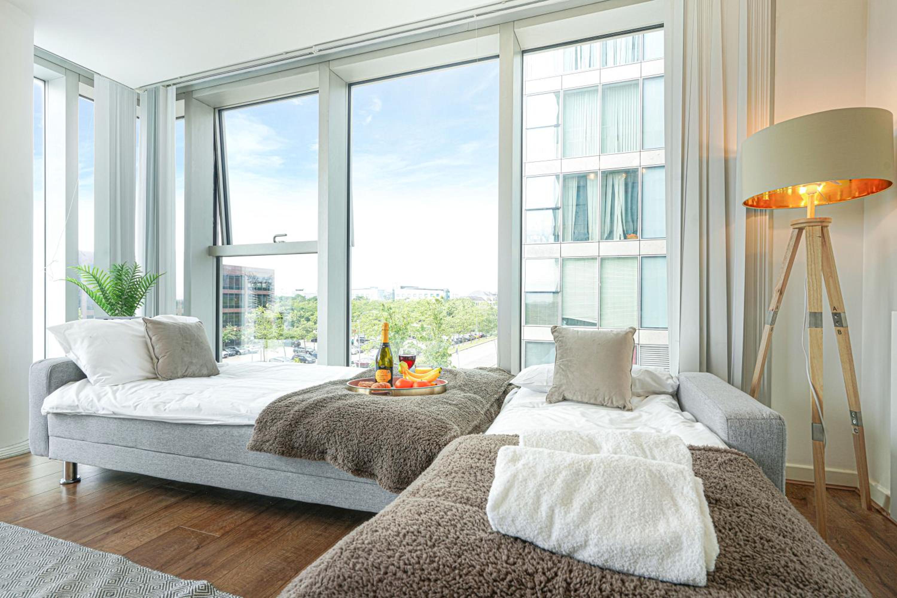 Central MK - Executive Hub Apartment - 2 Bedroom 2 Bathroom - Free Parking, Fast WIFI & Smart TV with Netflix by Yoko Property view 3