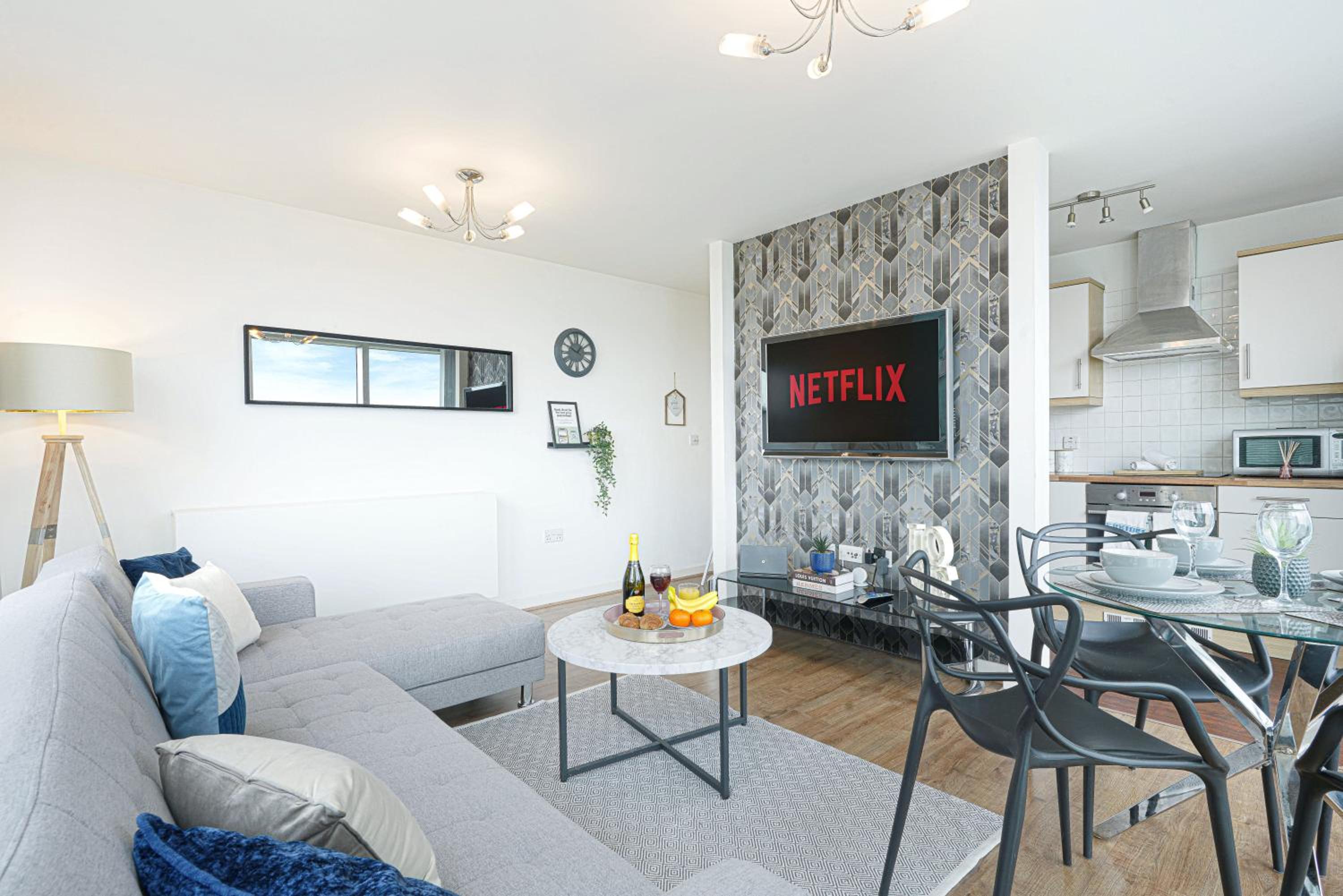 Central MK - Executive Hub Apartment - 2 Bedroom 2 Bathroom - Free Parking, Fast WIFI & Smart TV with Netflix by Yoko Property view 2