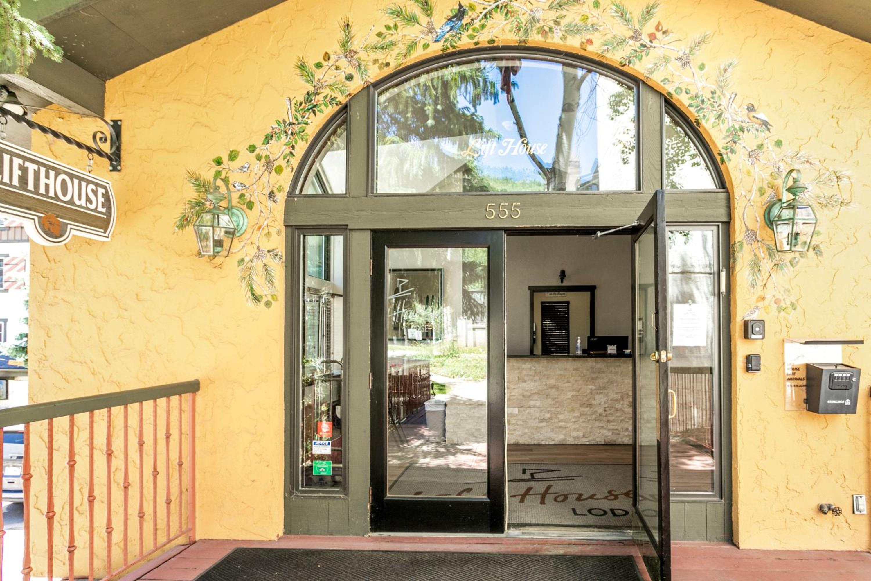 Lift House Lodge, Downtown Lionshead Remodeled Studio Condo view 3