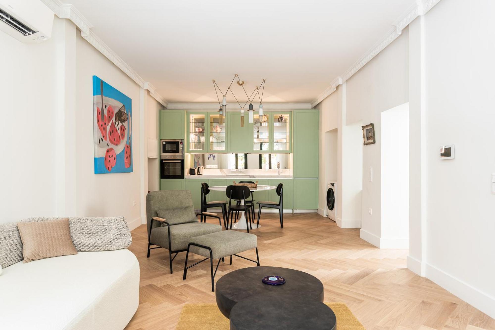 Chic & central Athenian apartment! EV4