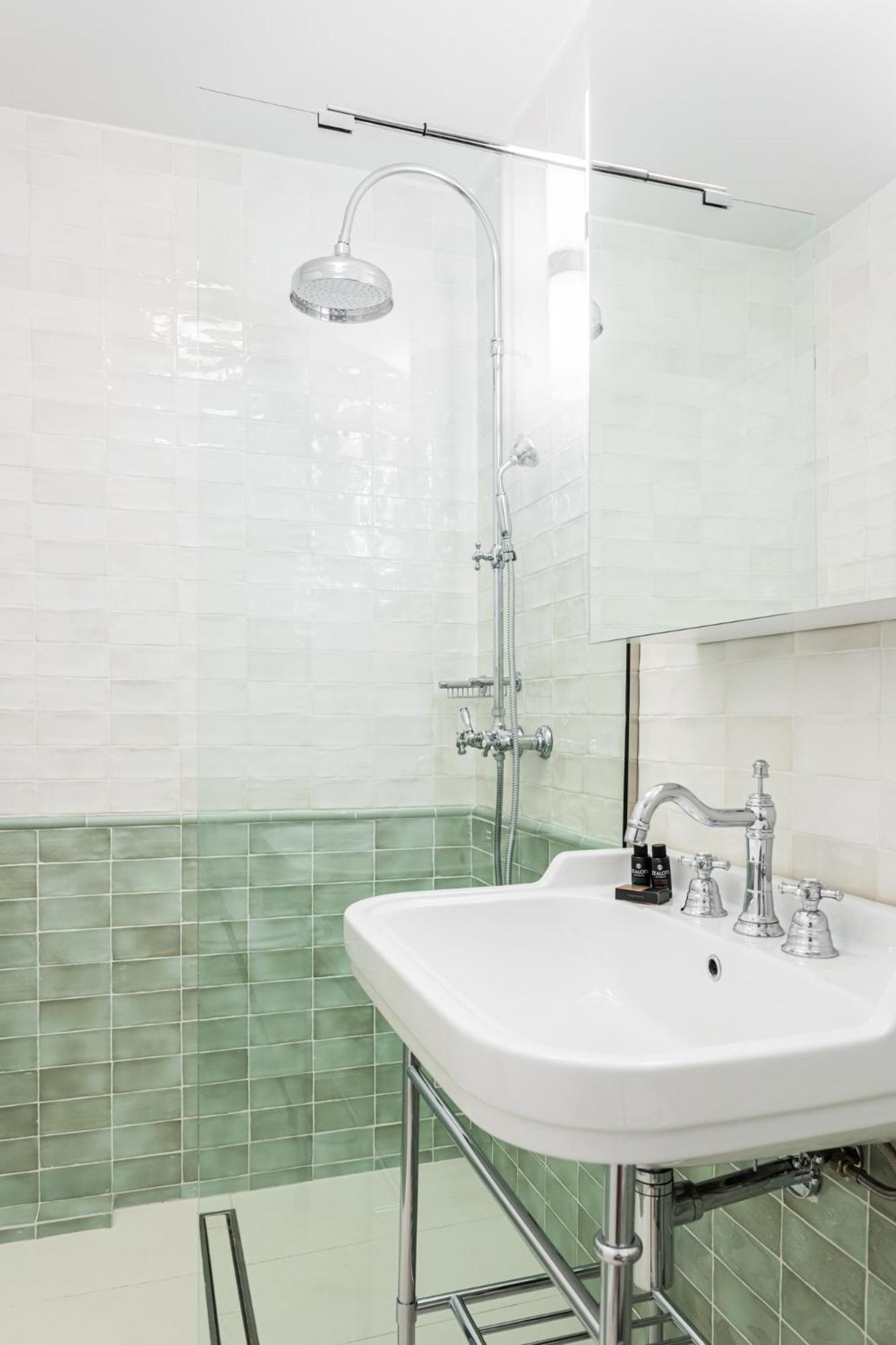 Chic & central Athenian apartment! EV4