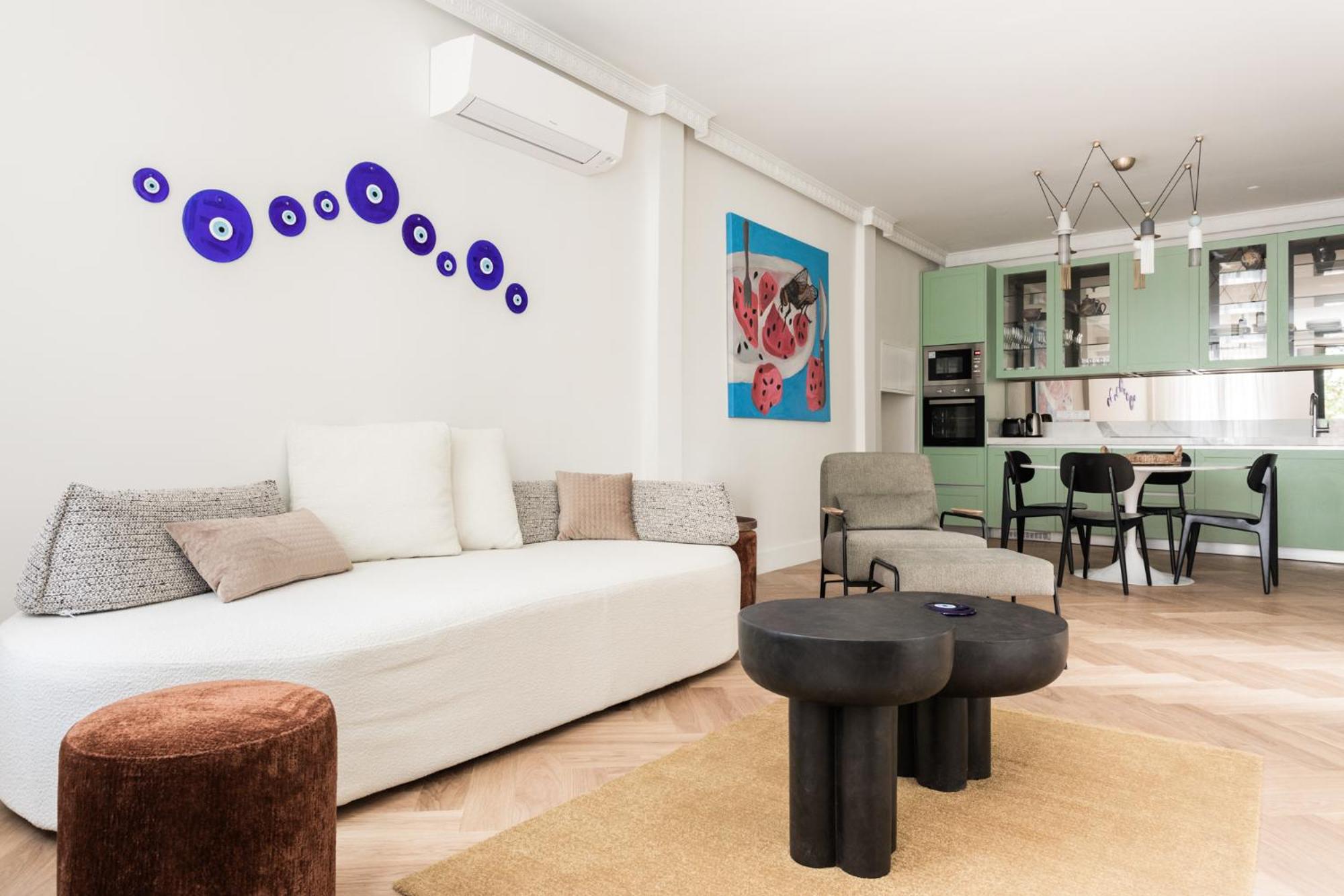 Chic & central Athenian apartment! EV4