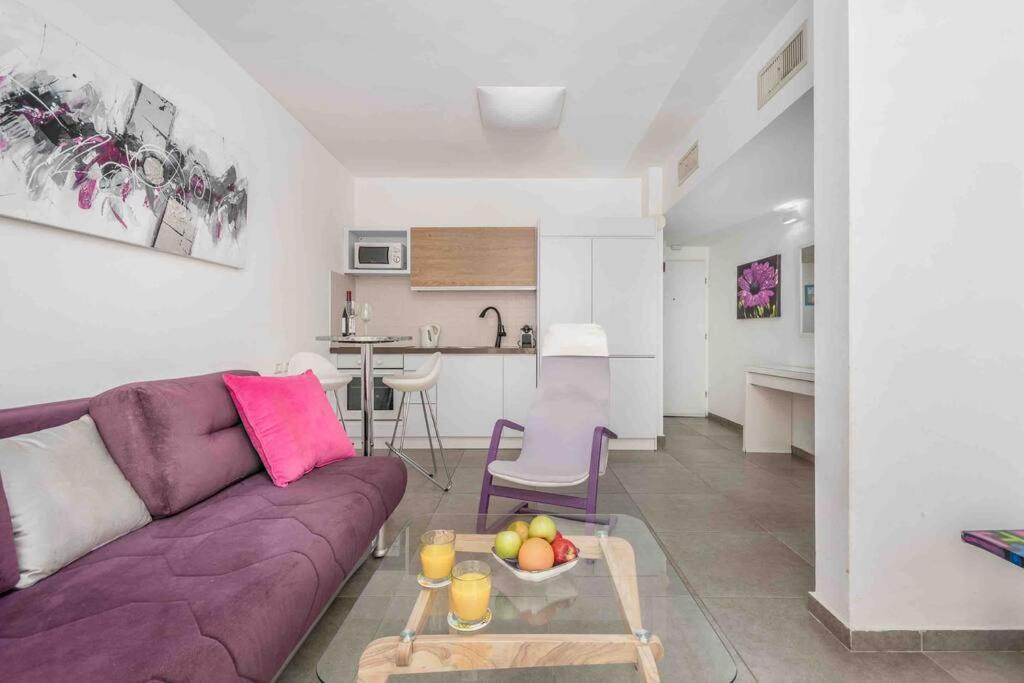 NEW Cosy 2BR and parking By Banana Beach view 4