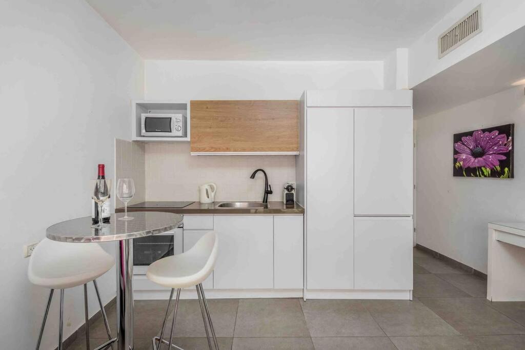 NEW Cosy 2BR and parking By Banana Beach view 5