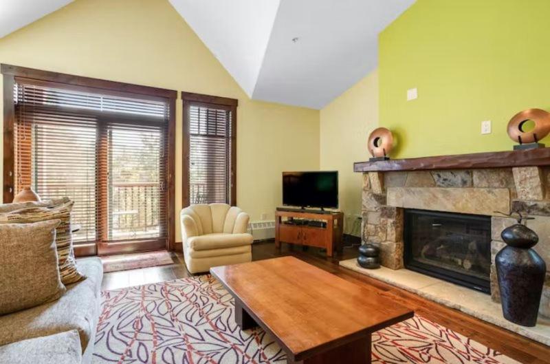 Luxury 3 Bedroom Water House On Main Street Condo W Pool, Hot Tubs, Fitness Center! view 2