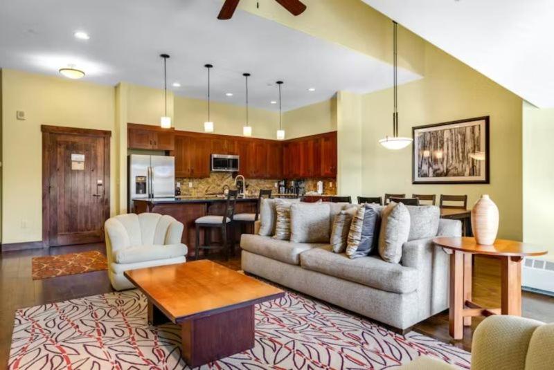 Luxury 3 Bedroom Water House On Main Street Condo W Pool, Hot Tubs, Fitness Center! view 3