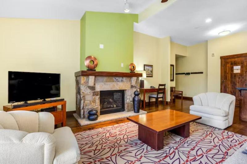 Luxury 3 Bedroom Water House On Main Street Condo W Pool, Hot Tubs, Fitness Center! view 4