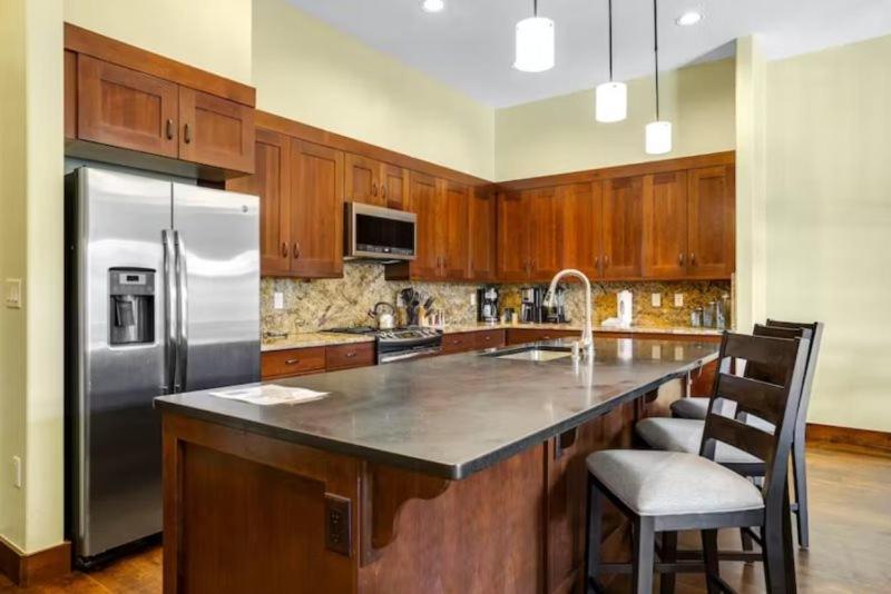 Luxury 3 Bedroom Water House On Main Street Condo W Pool, Hot Tubs, Fitness Center! view 5