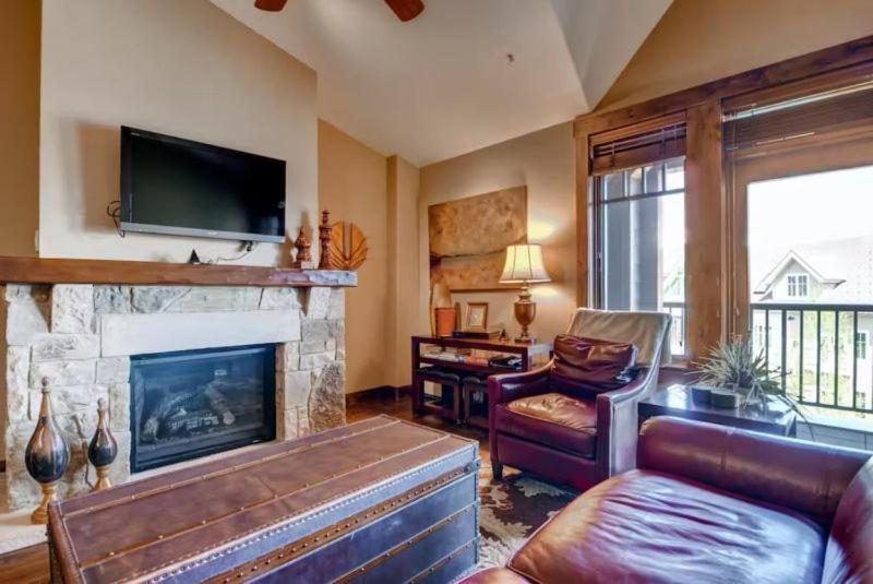 3 Bedroom Mountain Condo On Main Street - Walk To Lift, Onsite Pool, Luxury-Rated! view 2