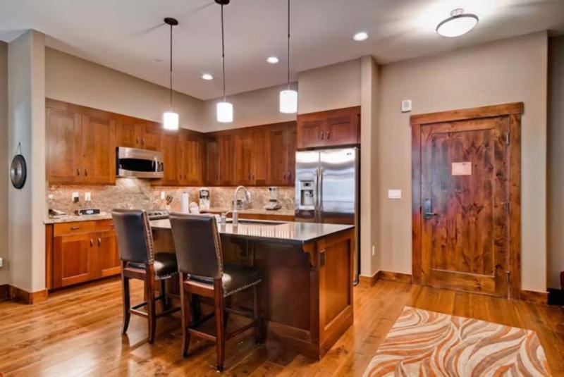 3 Bedroom Mountain Condo On Main Street - Walk To Lift, Onsite Pool, Luxury-Rated! view 3