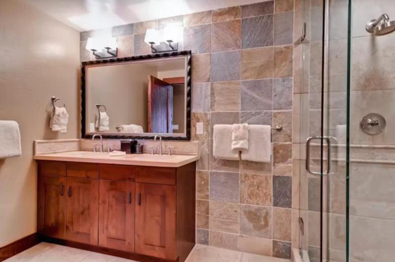 3 Bedroom Mountain Condo On Main Street - Walk To Lift, Onsite Pool, Luxury-Rated! view 4