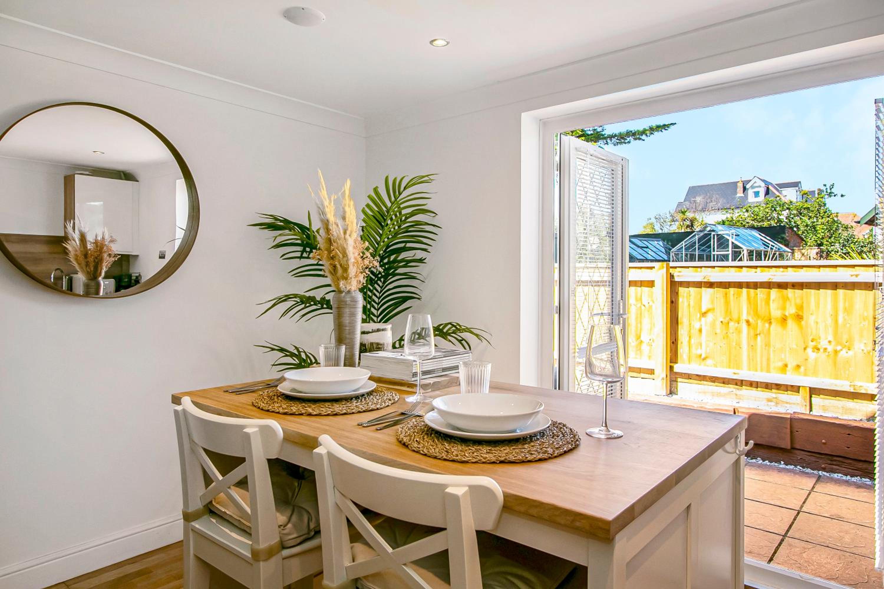 The Annex - Unparalleled Beach Front Luxury Accommodation - Private South West Facing Patio Area - Pet Friendly - Sky - Netflix - Super Fast WI-FI - Stones view 2