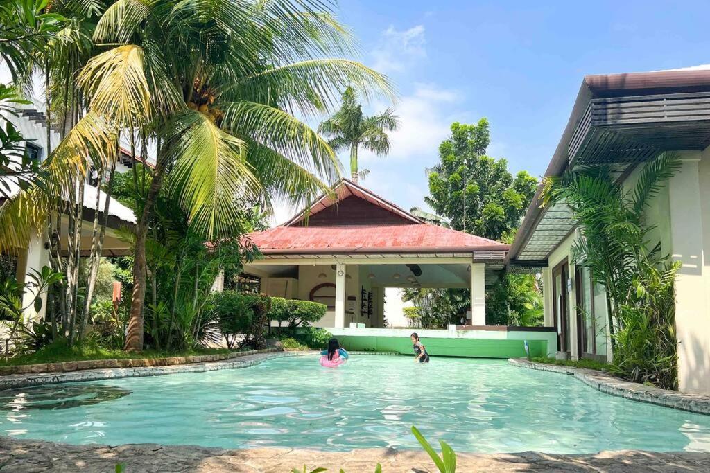 Elegantly Presented Spacious 3 Bedroom House view 2