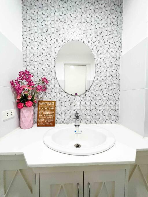 Elegantly Presented Spacious 3 Bedroom House view 5