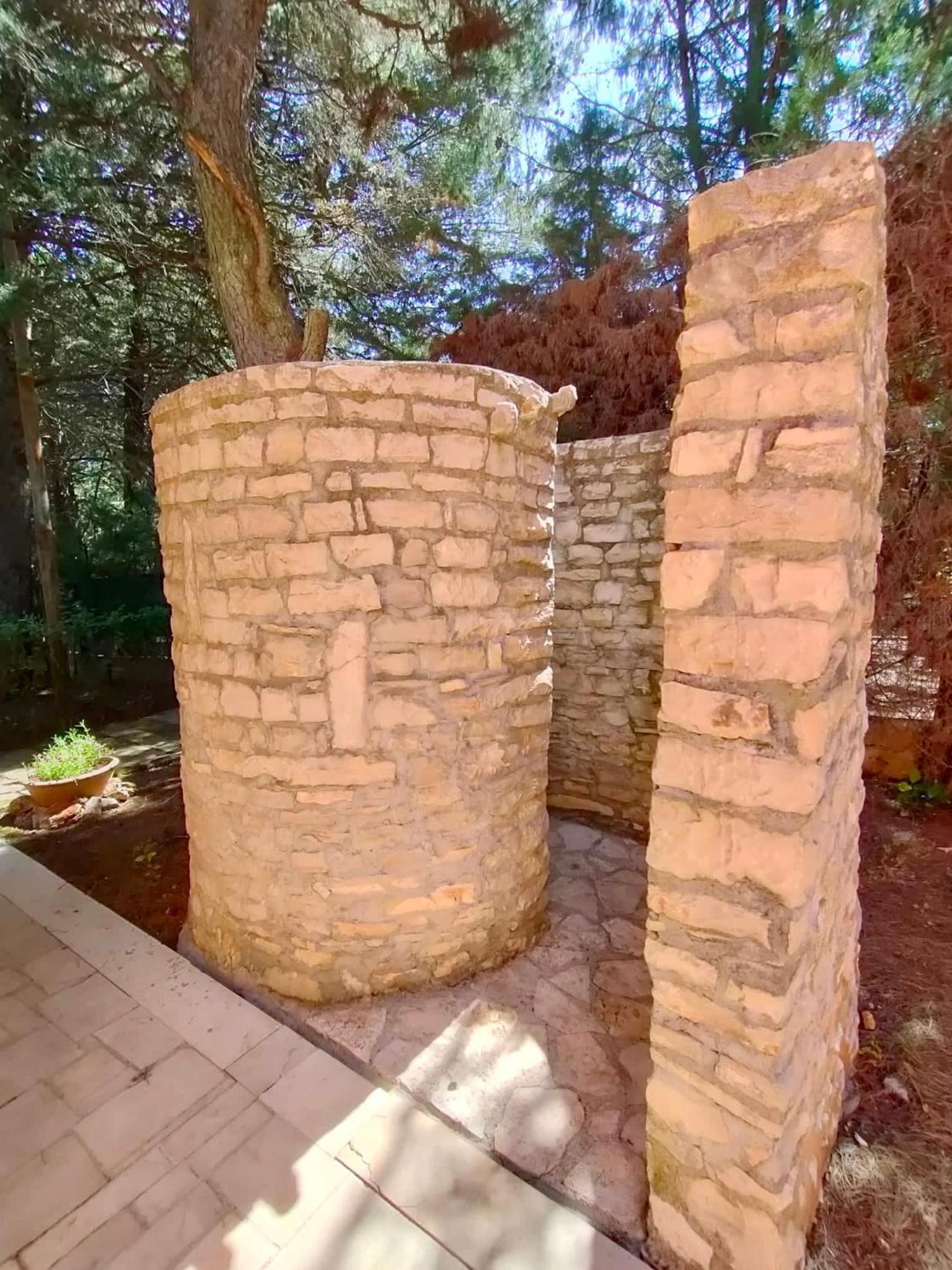 Nature, memories and garden shower at Casa del Castello view 4