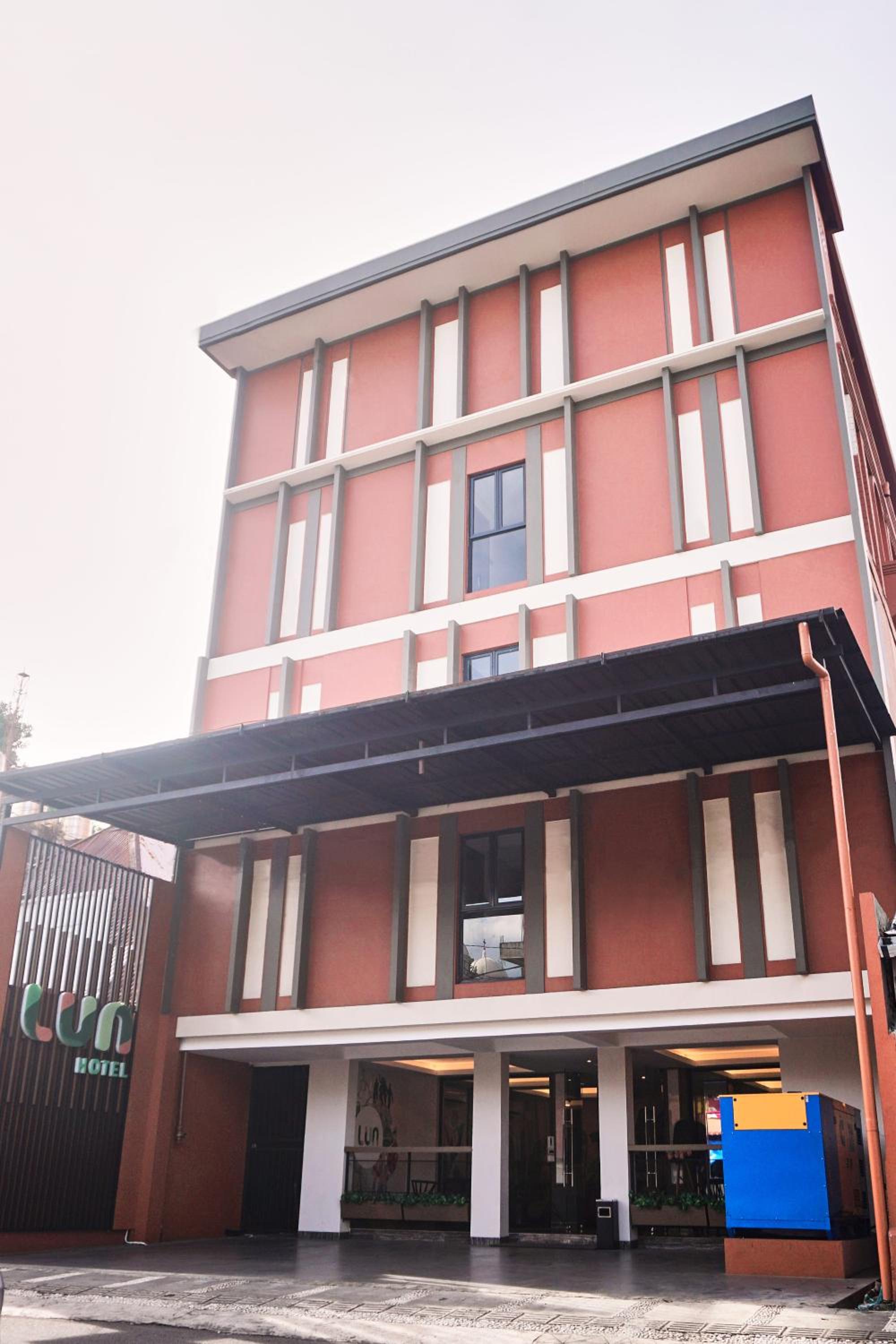 Hotel Lun Hotel Manado - Image 1