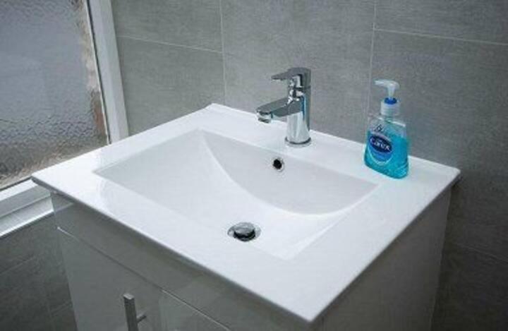 AMAZING 3 BEDROOM HOME, PRIME BT1 POSTCODE AND CITY CENTRE LOCATION view 2