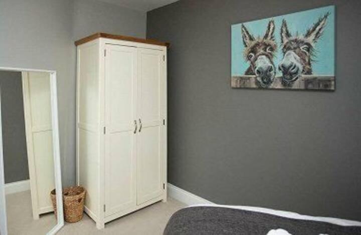 AMAZING 3 BEDROOM HOME, PRIME BT1 POSTCODE AND CITY CENTRE LOCATION view 3