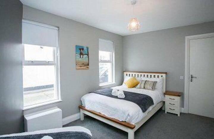 AMAZING 3 BEDROOM HOME, PRIME BT1 POSTCODE AND CITY CENTRE LOCATION view 4