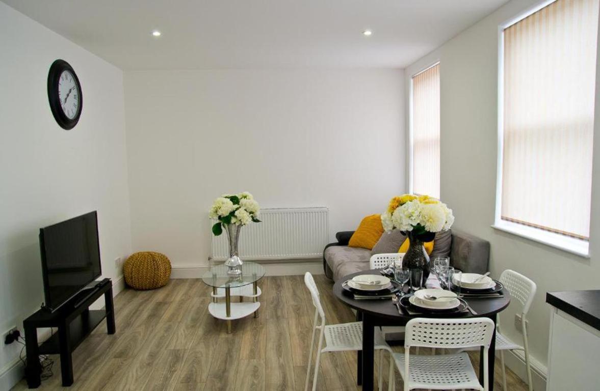 Lovely 2-bedroom apartment in the heart of chelmsford view 2