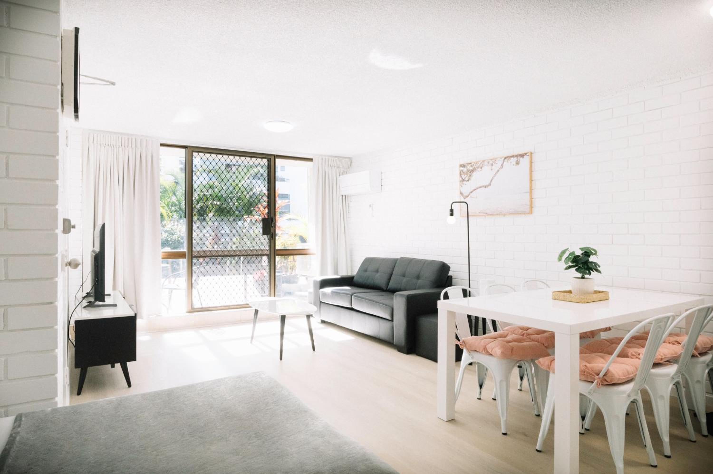 Surfers Paradise- meters from the beach!