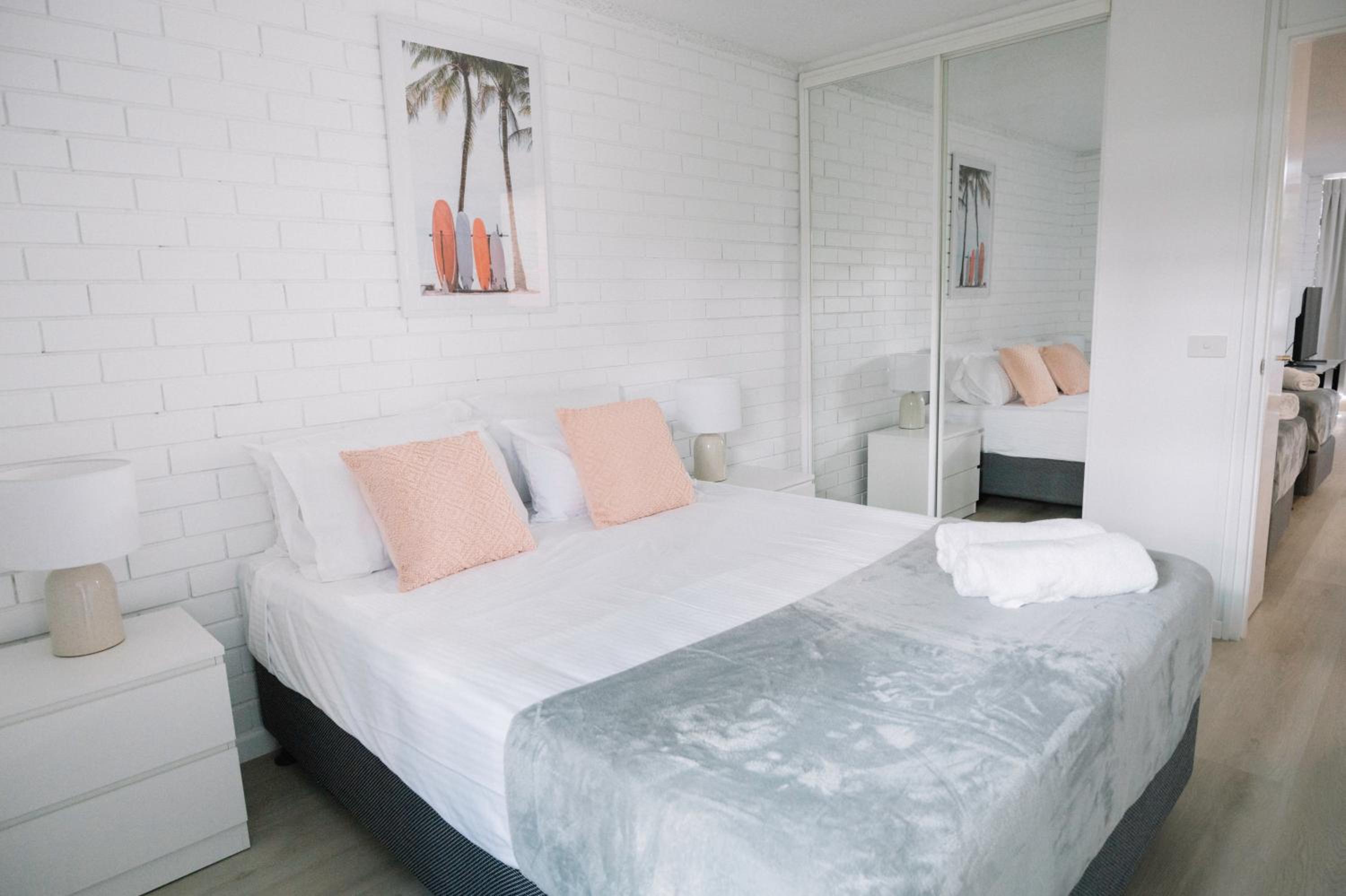 Surfers Paradise- meters from the beach!