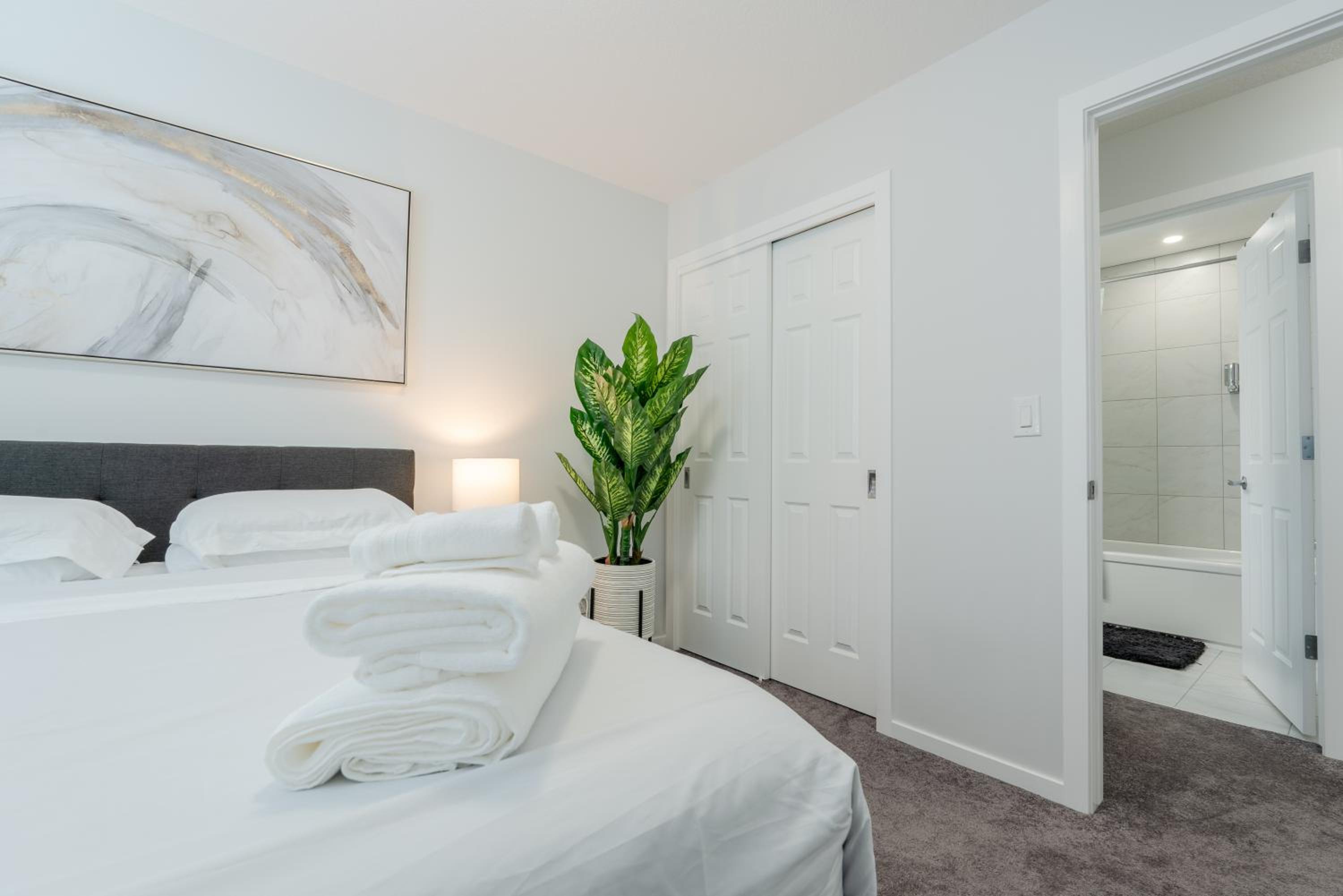 3bedroom Stylish Getaway by the Park with 2-Car Garage