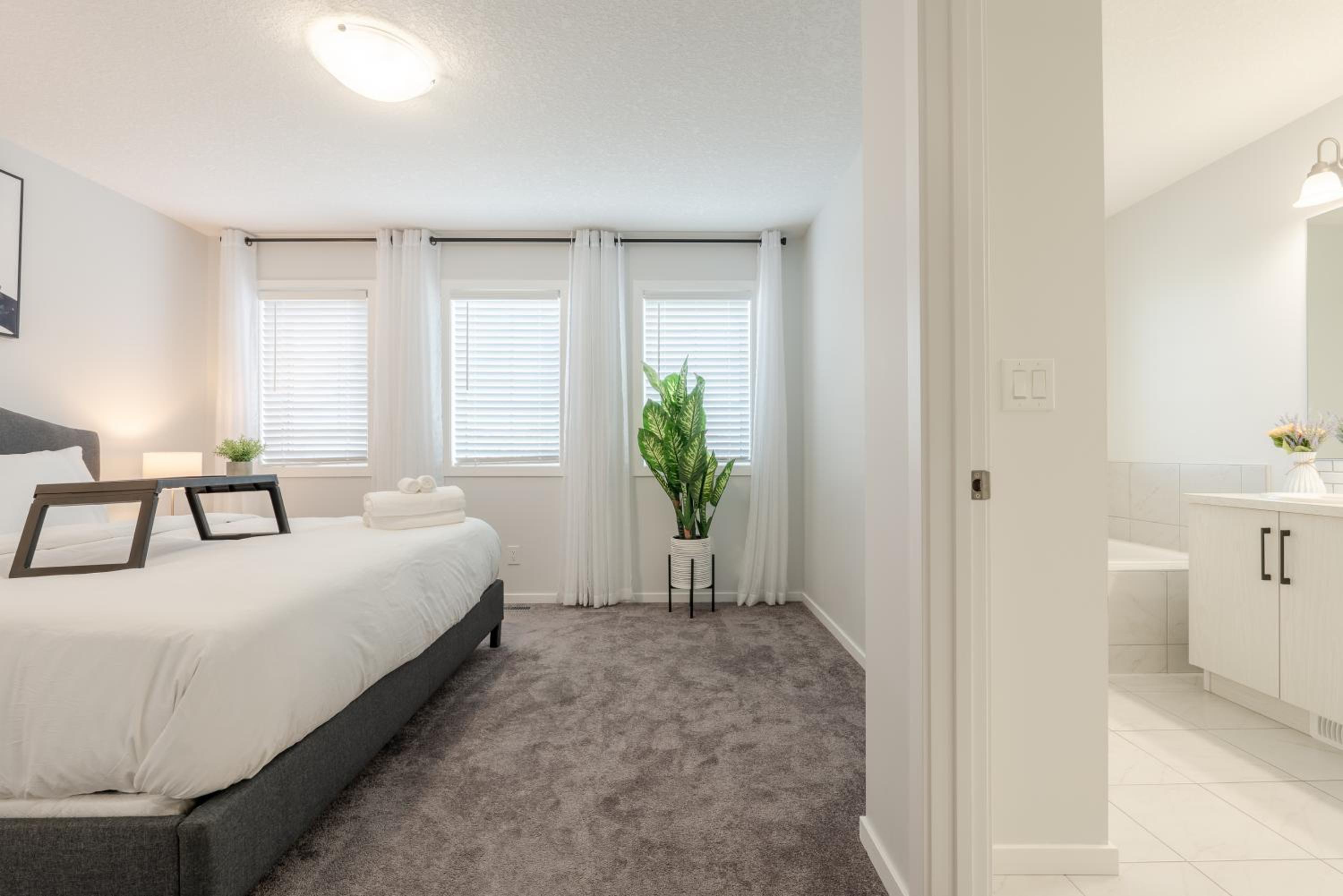 3bedroom Stylish Getaway by the Park with 2-Car Garage