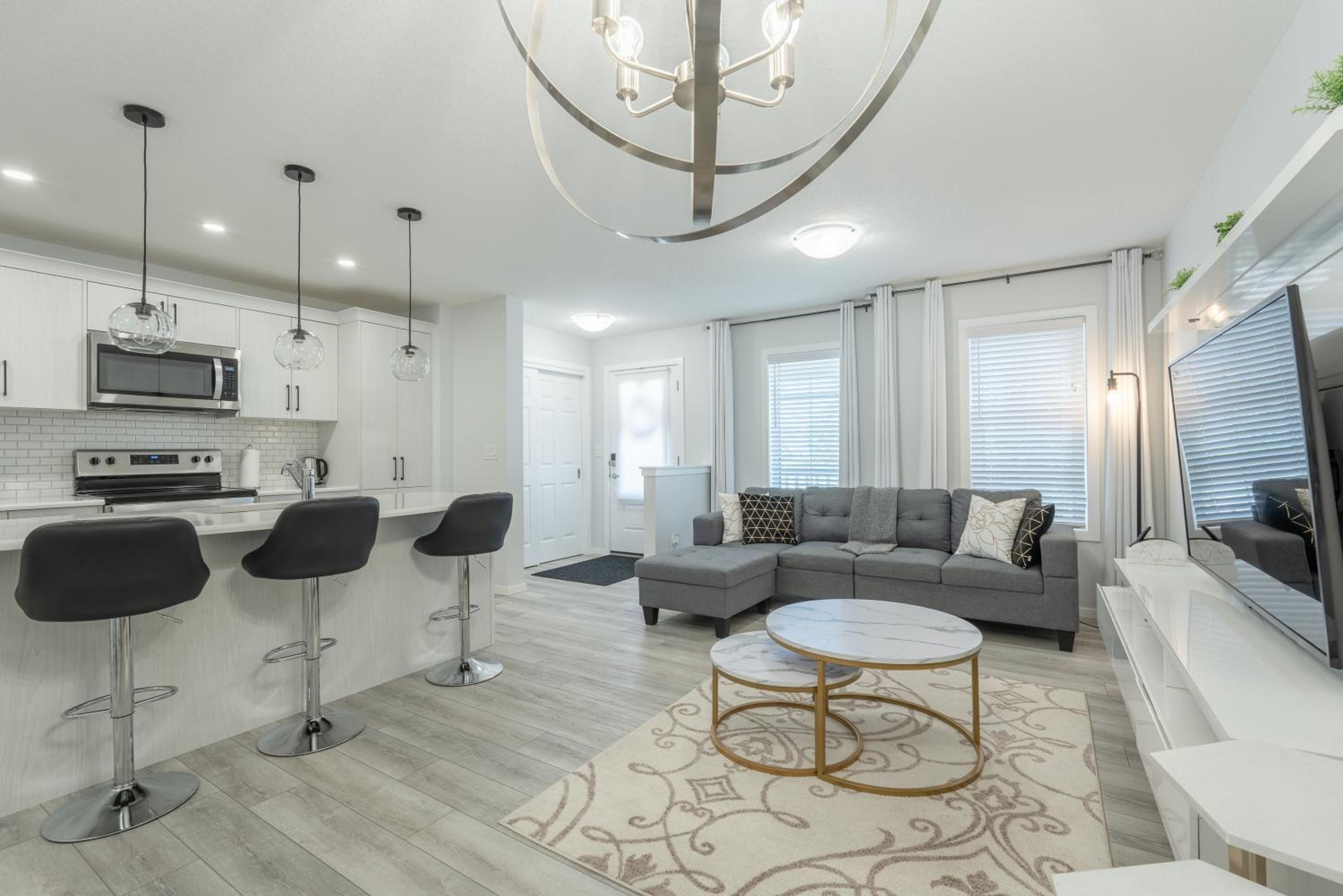3bedroom Stylish Getaway by the Park with 2-Car Garage