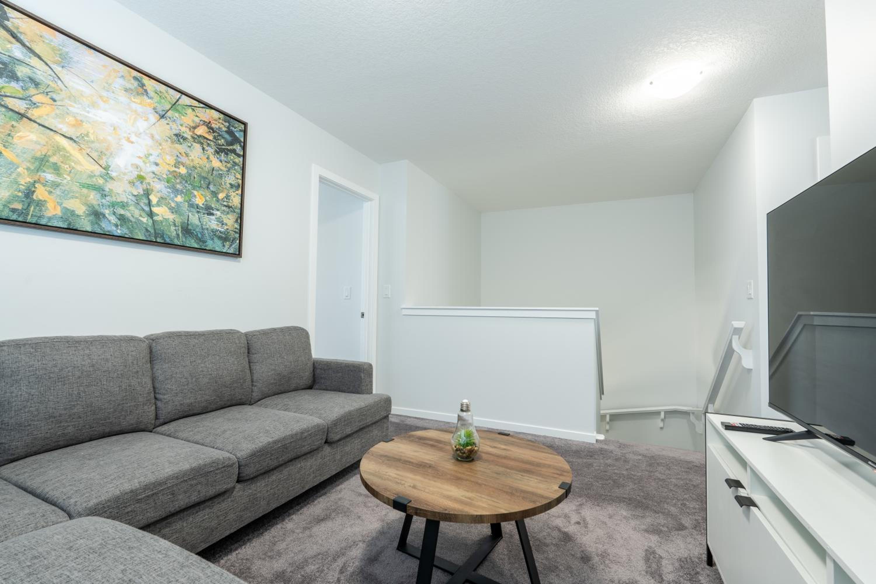 3bedroom Stylish Getaway by the Park with 2-Car Garage