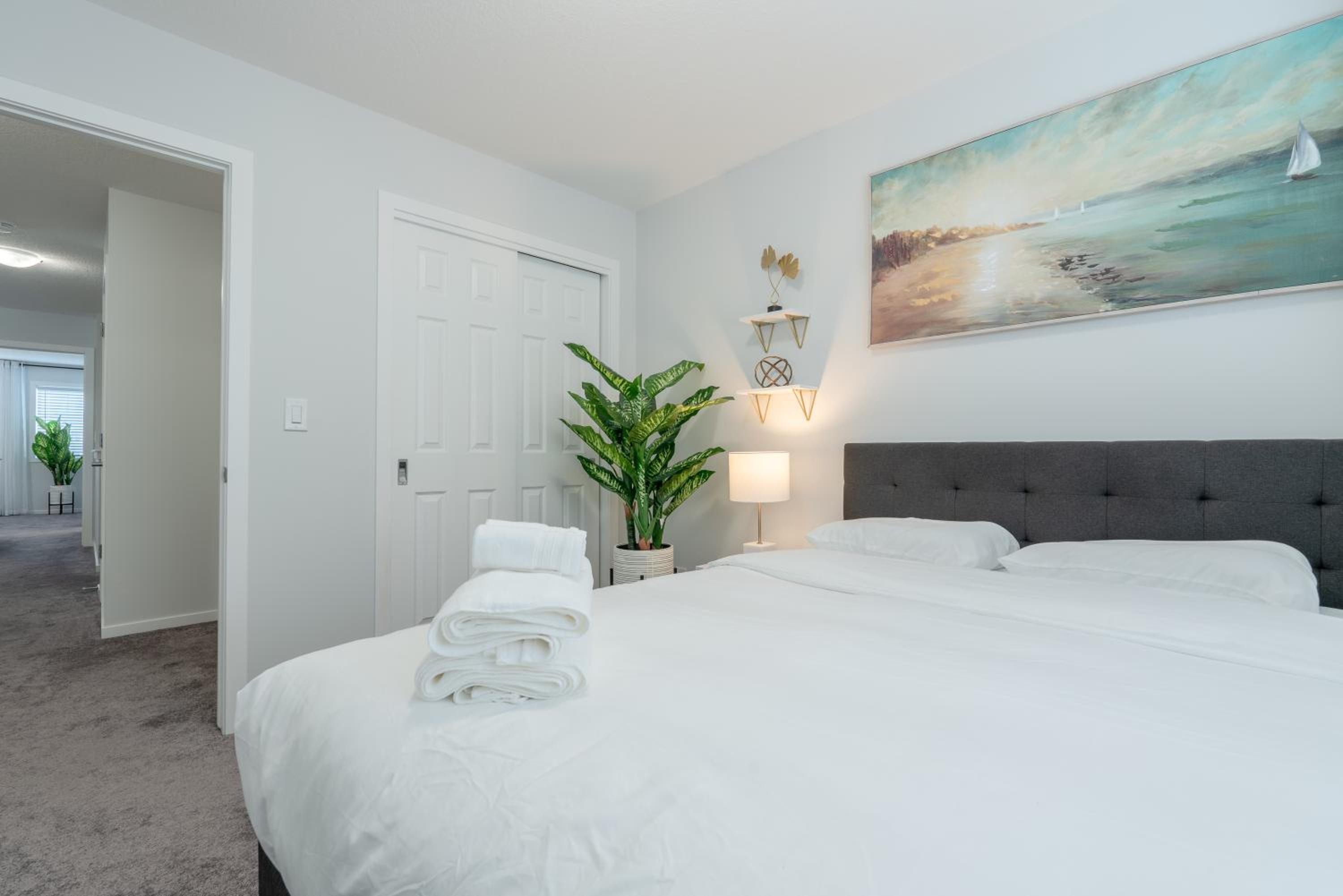 3bedroom Stylish Getaway by the Park with 2-Car Garage