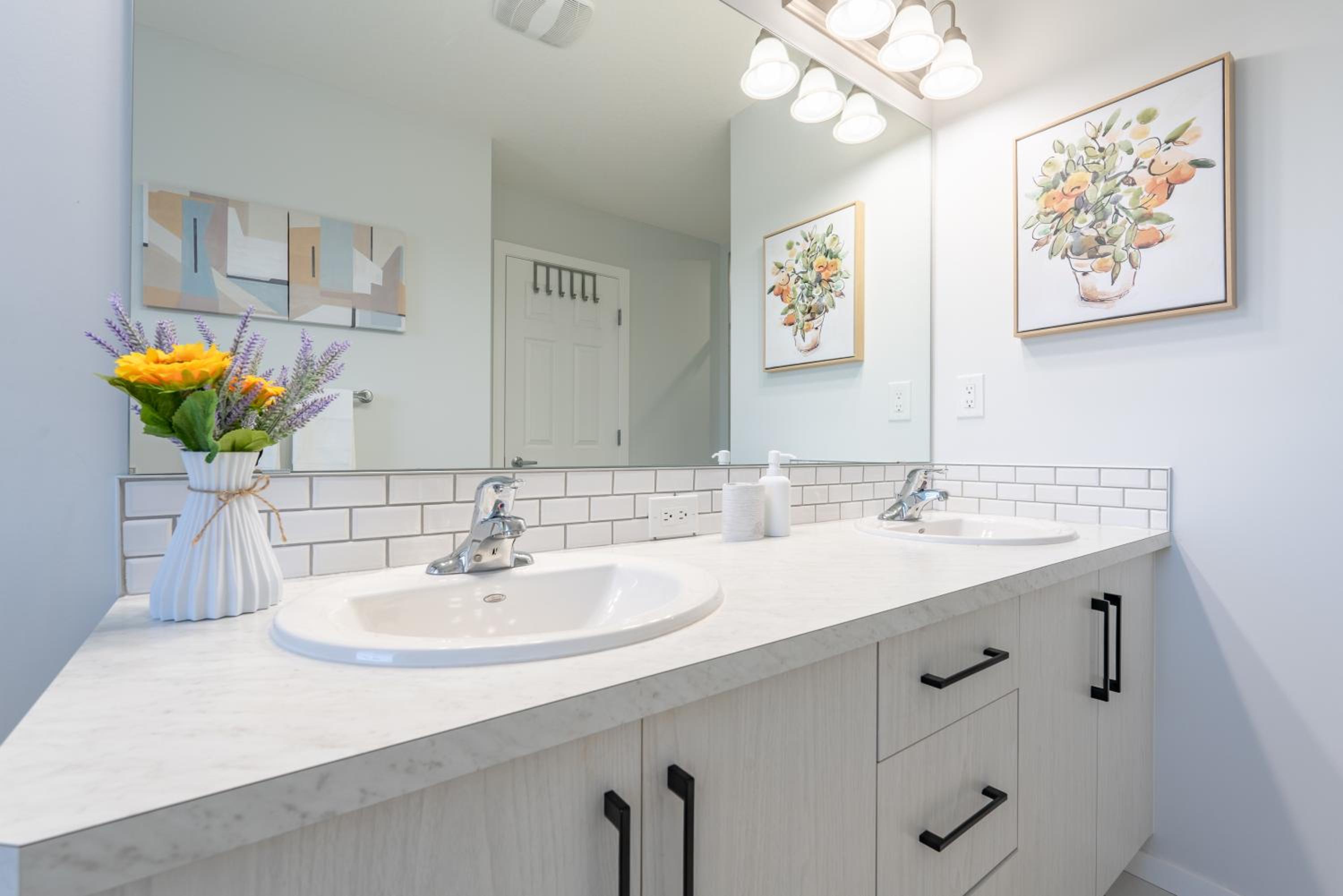 3bedroom Stylish Getaway by the Park with 2-Car Garage